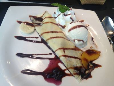 เครปผลไม้รวม กะไอติม ก้พอใช้ได้  ที่ ร้านอาหาร Greyhound Café สยามเซ็นเตอร์