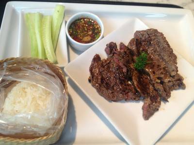 ข้าวเหนียวเนื้อย่างกำลังดี อร่อยคะ คนชอบเนื้อลองดู ที่ ร้านอาหาร Greyhound Café สยามเซ็นเตอร์