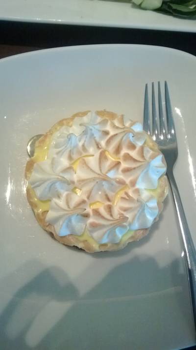 เมอแรงค์มะนาว ชิ้นเล็กมาก แต่อร่อยจริง ที่ ร้านอาหาร Anya's Place Salaya