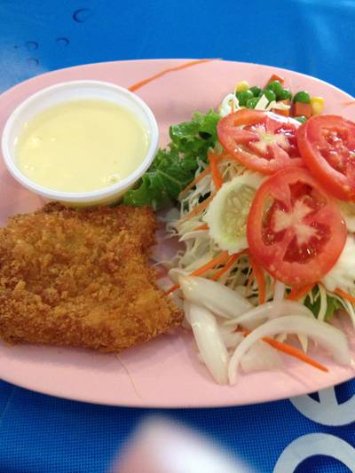 สลัดปลาผักสด ที่ ร้านอาหาร สลัดปลา