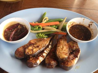 ปลาน้ำเงินย่างซีอิ๊ว ที่ ร้านอาหาร ต้นน้ำ บางปะอิน
