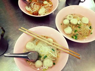 ก๋วยเตี๋ยวลูกชิ้นปลา ที่ ร้านอาหาร ก๋วยเตี๋ยวหมูวัดเอี่ยมฯ 80 ปี