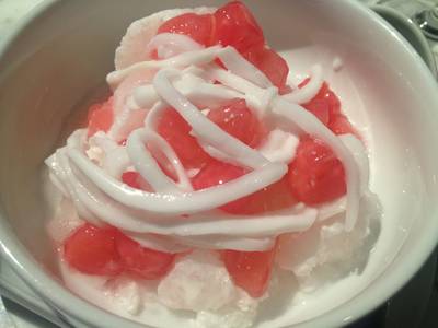 อันนี้อร่อยสุดในสามโลก ทับทิมกรอบ เปนน้ำมะพร้าวเกร็ดหิมะ มีกะทิราด และก้เนื้อ ที่ ร้านอาหาร Greyhound Café สยามเซ็นเตอร์