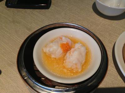 ปลาหิมะนึ่งกับอะไรซักอย่างจำไม่ได้ ขอโทษค่ะ ที่ ร้านอาหาร Yuan Millennium Hilton Hotel