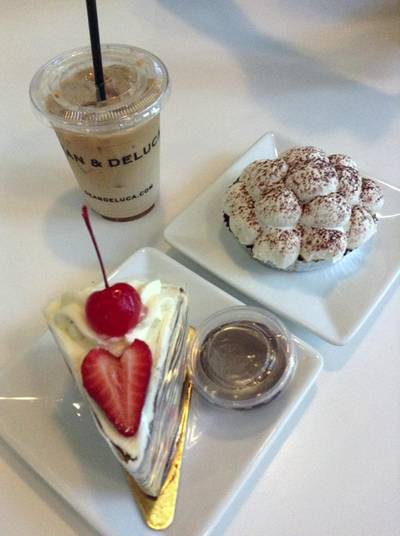 Strawberry Crepe Gateau & Banoffi Pie ที่ ร้านอาหาร Dean & Deluca ช่องนนทรี