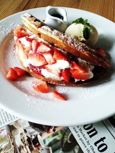 Strawberry Waffle ที่ ร้านอาหาร Roast Coffee & Eatery