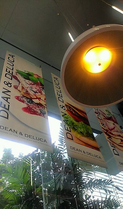การตกแต่งร้านด้วยเมนูอาหาร ที่ ร้านอาหาร Dean & Deluca ช่องนนทรี