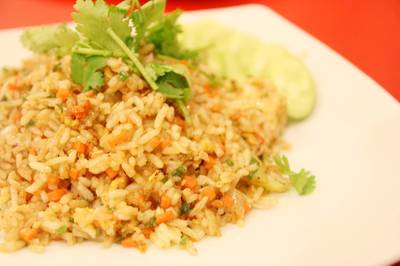 ข้าวผัดกุ้ง ที่ ร้านอาหาร อบอาหร่อย
