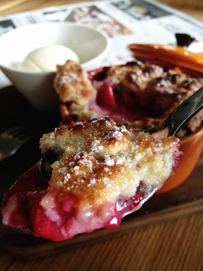 Warm Berry Cobbler ที่ ร้านอาหาร Roast Coffee & Eatery