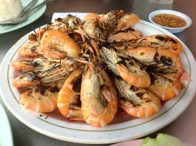 กุ้งเผา ที่ ร้านอาหาร สวนอาหารริมน้ำ