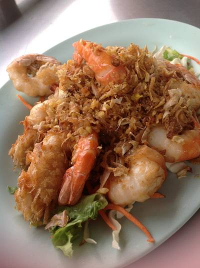 กุ้งทอดกระเทียม ที่ ร้านอาหาร สวนอาหารริมน้ำ