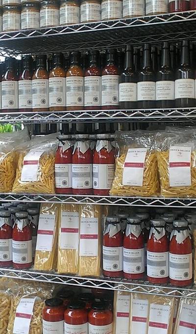 ชั้นขายของชำ  ที่ ร้านอาหาร Dean & Deluca ช่องนนทรี