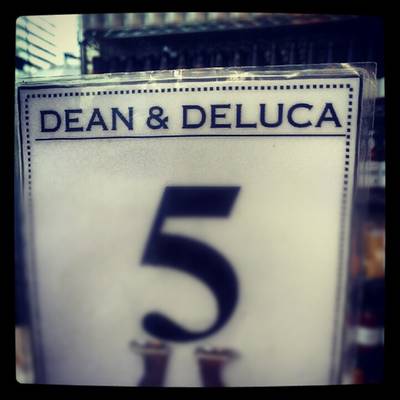 หมายเลขรอพนักงานมาเสิร์ฟอาหาร ที่ ร้านอาหาร Dean & Deluca ช่องนนทรี