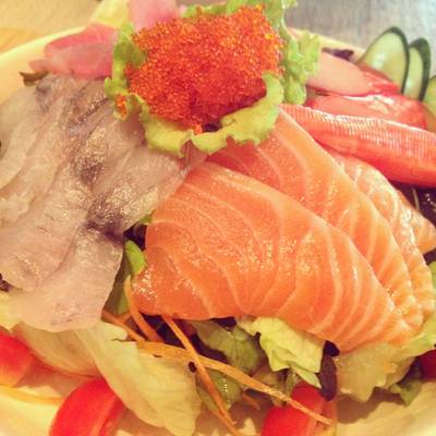 สลัดปลาแซลมอน ทูน่า ที่ ร้านอาหาร Moshi Moshi