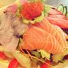 สลัดปลาแซลมอน ทูน่า ที่ ร้านอาหาร Moshi Moshi