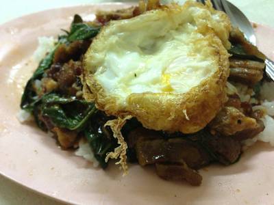 ข้าวผัดพริกเผาหมูกรอบไข่ดาว ที่ ร้านอาหาร จงรักโภชนา