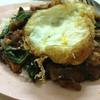 ข้าวผัดพริกเผาหมูกรอบไข่ดาว ที่ ร้านอาหาร จงรักโภชนา
