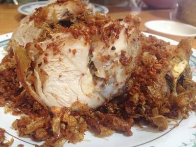 ไก่ทอดโปรยกระเทียมเจียว  ที่ ร้านอาหาร ไก่ทอดเจ๊กี (ส้มตำโปโล)