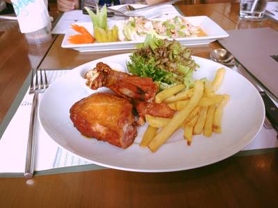 เราทานอันนี้แหละ ชิคเก้นบาววาเลี่ยน ถ้าจำไม่ผิดนะ ที่ ร้านอาหาร The Smoke House