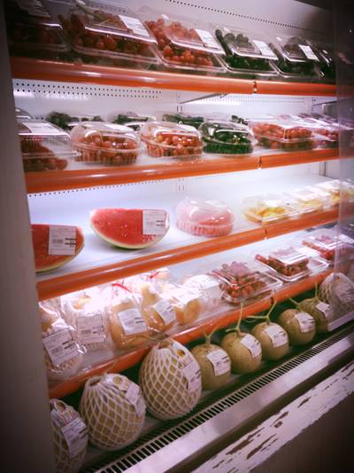 ผลไม้พร้อมทานก็ขาย ราคาพอกับ วิลล่ามาเก็ต ทอปส์ ที่ ร้านอาหาร The Smoke House