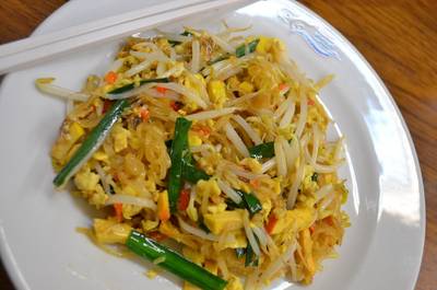 ผัดไทยเส้นจันทร์ธรรมดาใส่ไข่ ที่ ร้านอาหาร ผัดไทยทิพย์สมัย (ผัดไทยประตูผี)