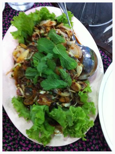 ยำหอยแคลง ที่ ร้านอาหาร กุ้งอบภูเขาไฟ