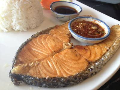 ข้าวปลาแซลมอลทอดเกลือ ที่ ร้านอาหาร Kopi De Cafe Phuket