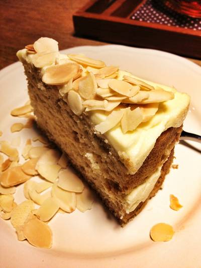 เค้กบานาน่าโยเกิร์ต ที่ ร้านอาหาร ไล-บรา-รี่ (Library)