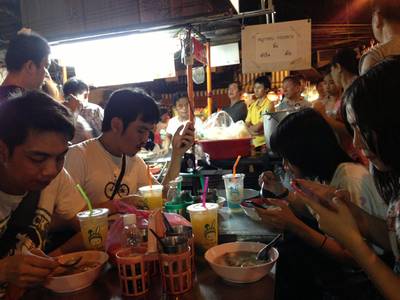คนรอคิวเยอะเว่อร์ ที่ ร้านอาหาร ก๋วยจั๊บ อ้วนโภชนา