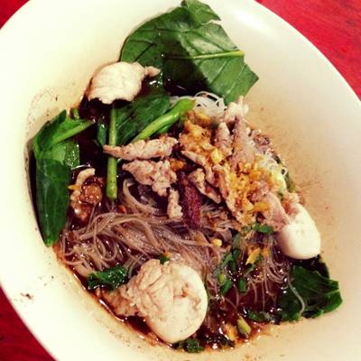 เส้นหมี่หมูน้ำตก ที่ ร้านอาหาร ก๋วยเตี๋ยวเรือสวัสดี