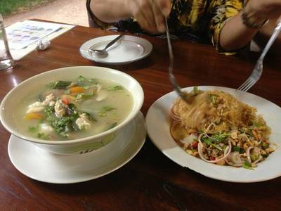 ต้มยำรวมมิตรและยำวุ้นเส้น ที่ ร้านอาหาร ครัวเขาใหญ่
