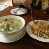 ต้มยำรวมมิตรและยำวุ้นเส้น ที่ ร้านอาหาร ครัวเขาใหญ่