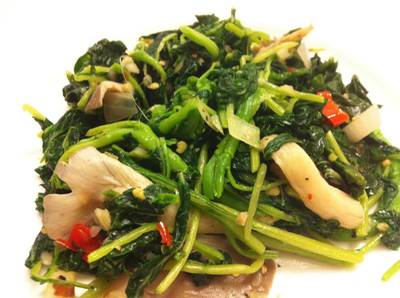 ผักโขมผัดเห็ด 150บาท ที่ ร้านอาหาร เชฟถนอม