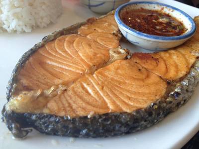 ข้าวปลาแซลมอลทอดเกลือ ที่ ร้านอาหาร Kopi De Cafe Phuket