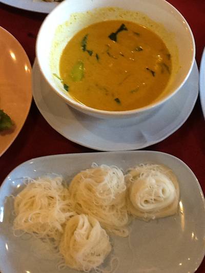 แกงกะทิเนื้อปู ทานกับเส้นหมี่ อร่อยดีครับ ที่ ร้านอาหาร ร้านโกตุง