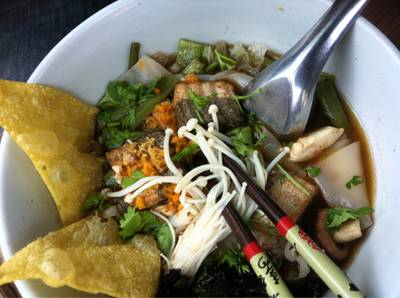 เย็นตาโฟ ซอสบีทรูท ที่ ร้านอาหาร พันพรรณ