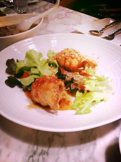 ปลาทอดราดซอส ที่ ร้านอาหาร Checkmate Bar & Bistro