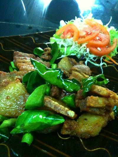 สามชั้นทอดเกลือ มันๆ ที่ ร้านอาหาร ครัวนายช่าง