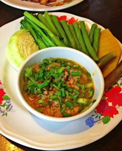 นํ้าพริกอ่อง ที่ ร้านอาหาร ต๋อง อาหารพื้นเมือง