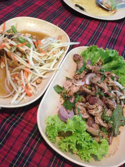 ส้มตำ+น้ำตกหมู ที่ ร้านอาหาร บ้าน 108 สวนพร้าว