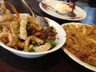 ลาบคั่ว ที่ ร้านอาหาร ต๋อง อาหารพื้นเมือง