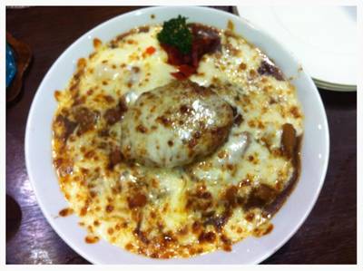 แกงกรี่แฮมเบอเกอร์เนื้อราดชีทเยิ้มยิ้ม ที่ ร้านอาหาร On the table tokyo café Central World