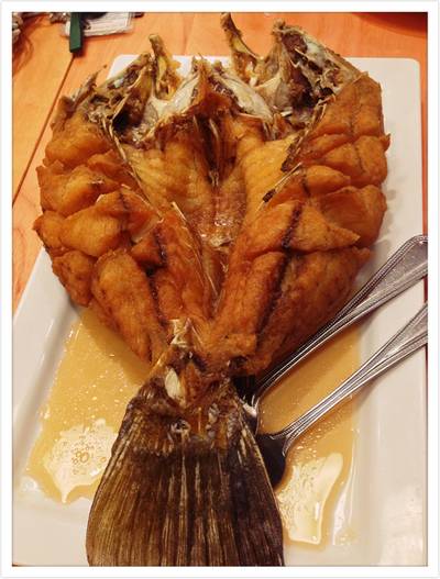 ปลากะพงทอดราดน้ำปลา ที่ ร้านอาหาร แหลมเจริญซีฟู้ด Central ลาดพร้าว