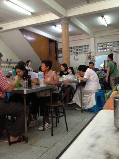 ในร้าน ที่ ร้านอาหาร รุ่งเรือง ก๋วยเตี๋ยวหมู