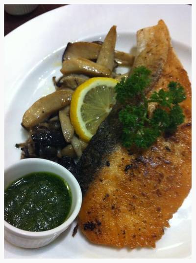 ปลาแซลมอลย่าง ที่ ร้านอาหาร On the table tokyo café Central World