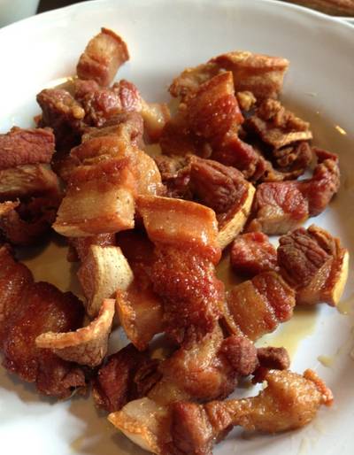 หมูกรอบ ที่ ร้านอาหาร ต๋อง อาหารพื้นเมือง