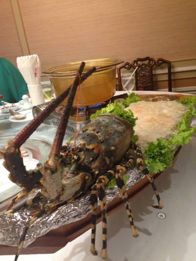 กุ้งมังกร เอาเนื้อไปต้มกิน ที่ ร้านอาหาร ภัตตาคารแชงกรีล่า กุ้งมังกร เอาเนื้อไปต้มกิน ที่ ร้านอาหาร ภัตตาคารแชงกรีล่า