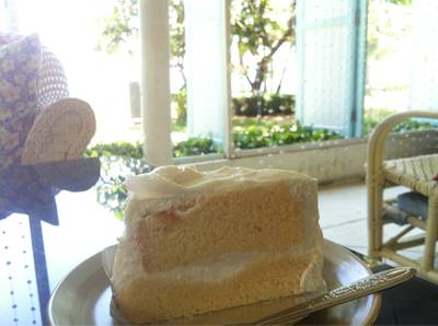 เค้กมะพร้าวอ่อนอร่อยๆ กับบรรยากาศริมทะเลชิวๆ ที่ ร้านอาหาร อยู่เย็น หัวหิน บัลโคนี่ เค้กมะพร้าวอ่อนอร่อยๆ กับบรรยากาศริมทะเลชิวๆ ที่ ร้านอาหาร อยู่เย็น หัวหิน บัลโคนี่
