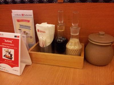 บรรยากาศโซนเครื่องปรุงคับ ป้ายแดงๆอันเป็นที่รัก ^^ ที่ ร้านอาหาร Saboten Siam Paragon
