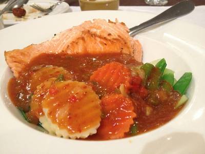 แกงส้มขลุกขลิกแซลมอนย่าง ที่ ร้านอาหาร Anna & Charlie's Cafe